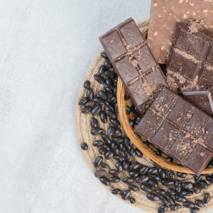 Kακάο και μαύρη σοκολάτα: Μπορούν πράγματι να επιβραδύνουν τη γήρανση και να προστατεύσουν καρδιά και εγκέφαλο;