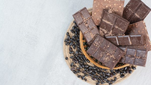 Kακάο και μαύρη σοκολάτα: Μπορούν πράγματι να επιβραδύνουν τη γήρανση και να προστατεύσουν καρδιά και εγκέφαλο;