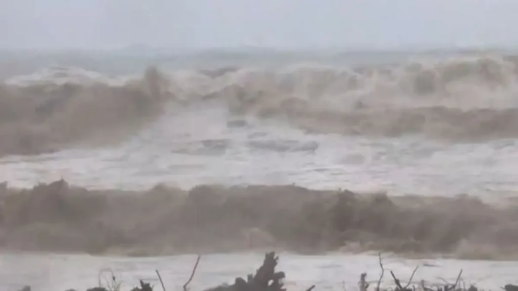 Κακοκαιρία: Η θάλασσα βγήκε στη στεριά στα παράλια της Λάρισας – Πλημμύρισαν δρόμοι και χωράφια