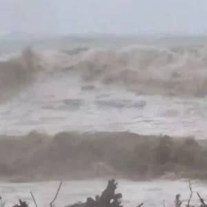 Κακοκαιρία: Η θάλασσα βγήκε στη στεριά στα παράλια της Λάρισας – Πλημμύρισαν δρόμοι και χωράφια