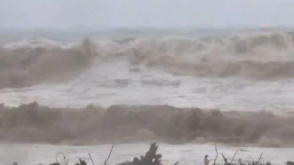 Κακοκαιρία: Η θάλασσα βγήκε στη στεριά στα παράλια της Λάρισας – Πλημμύρισαν δρόμοι και χωράφια