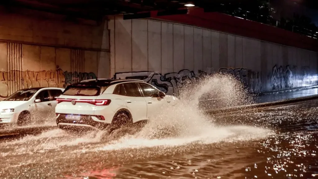 Σφοδρή καταιγίδα στην Αττική: Μπόρα ξέσπασε σε πολλές περιοχές του λεκανοπεδίου