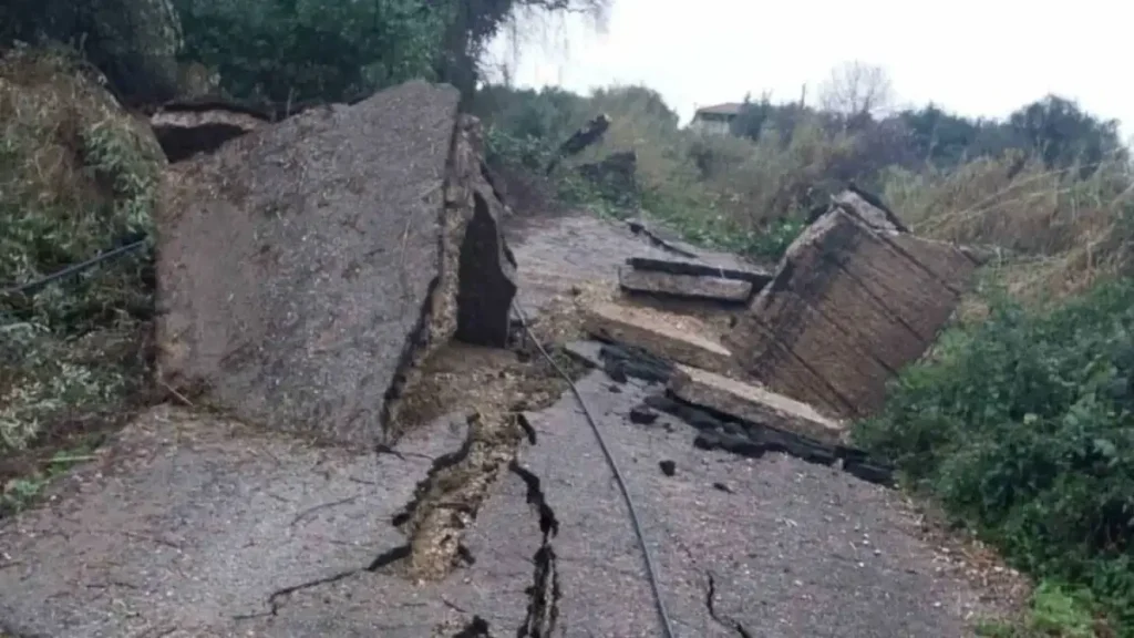 Κακοκαιρία: Σοβαρά προβλήματα σε Πρέβεζα, Μεσσηνία και Ηλεία – Κατολισθήσεις, πλημμύρες και ζημιές σε σπίτια και καλλιέργειες