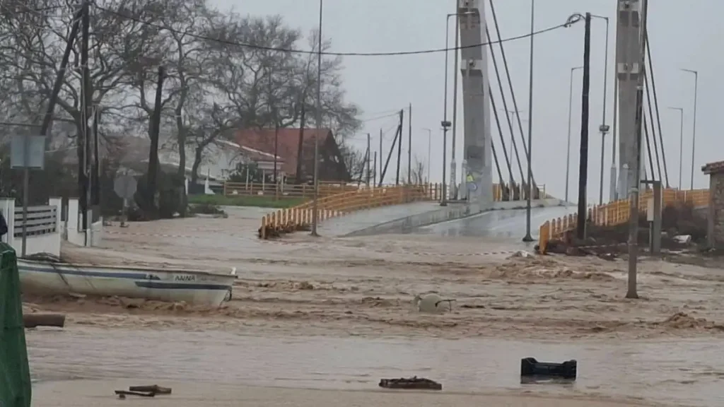 Η κακοκαιρία «έπνιξε» τα παράλια της Λάρισας – Δρόμοι και θάλασσα έγιναν ένα, πλημμύρισαν σπίτια και επιχειρήσεις