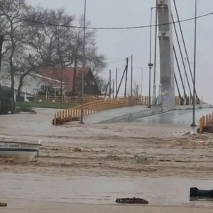 Η κακοκαιρία «έπνιξε» τα παράλια της Λάρισας – Δρόμοι και θάλασσα έγιναν ένα, πλημμύρισαν σπίτια και επιχειρήσεις