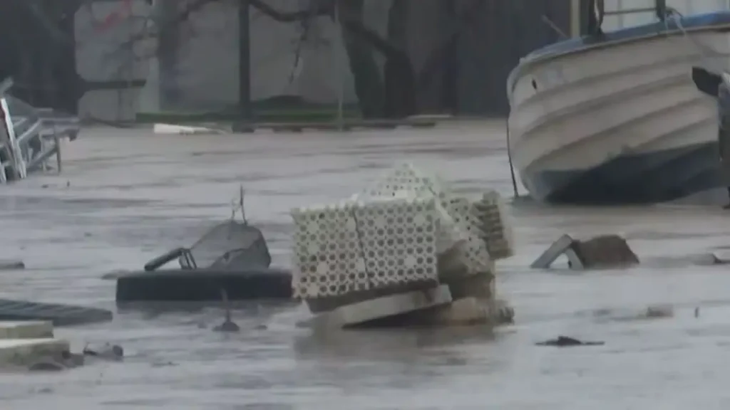 Η κακοκαιρία «έπνιξε» τα παράλια της Λάρισας – Δρόμοι και θάλασσα έγιναν ένα, ζημιές σε σπίτια και επιχειρήσεις