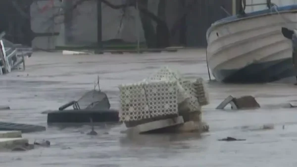 Η κακοκαιρία «έπνιξε» τα παράλια της Λάρισας – Δρόμοι και θάλασσα έγιναν ένα, ζημιές σε σπίτια και επιχειρήσεις