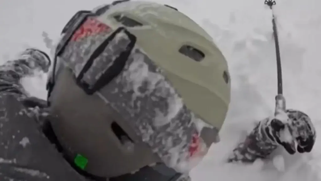 Καλιφόρνια: Σκιέρ σκάβουν με τα χέρια για να σώσουν άντρα θαμμένο στο χιόνι – Τα δραματικά λεπτά σε βίντεο