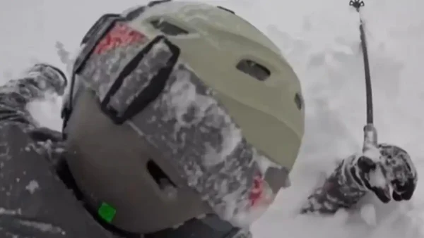 Καλιφόρνια: Σκιέρ σκάβουν με τα χέρια για να σώσουν άντρα θαμμένο στο χιόνι – Τα δραματικά λεπτά σε βίντεο