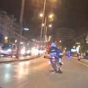 Καρέ καρέ οι αγωνιώδεις στιγμές από τη μεταφορά του 2,5 ετών κοριτσιού στο Παίδων μετά την πτώση σε σιντριβάνι στην Καλλιθέα