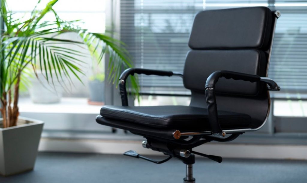 Η «καρέκλα» είναι δανεική...!