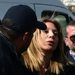 Ο Πάνος Ρούτσι διαψεύδει τα περί «έντασης» με την Μαρία Καρυστιανού στη συγκέντρωση για τα Τέμπη