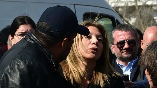 Ο Πάνος Ρούτσι διαψεύδει τα περί «έντασης» με την Μαρία Καρυστιανού στη συγκέντρωση για τα Τέμπη