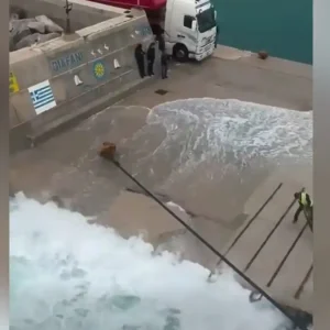 Κακοκαιρία: Πλοίο έδωσε μάχη με τα μανιασμένα κύματα για να δέσει στο λιμάνι της Καρπάθου – Δείτε βίντεο