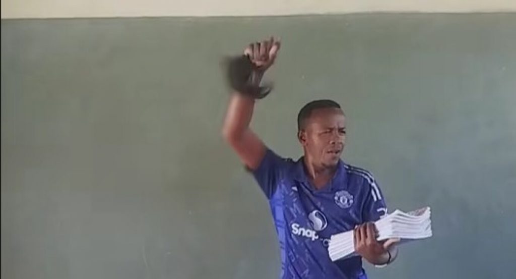 Δάσκαλος στην Κένυα έγινε viral αφού μαθαίνει στους μαθητές του τον ύμνο της Μάντσεστερ Γιουνάιτεντ - Δείτε βίντεο