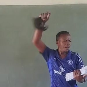 Δάσκαλος στην Κένυα έγινε viral αφού μαθαίνει στους μαθητές του τον ύμνο της Μάντσεστερ Γιουνάιτεντ - Δείτε βίντεο