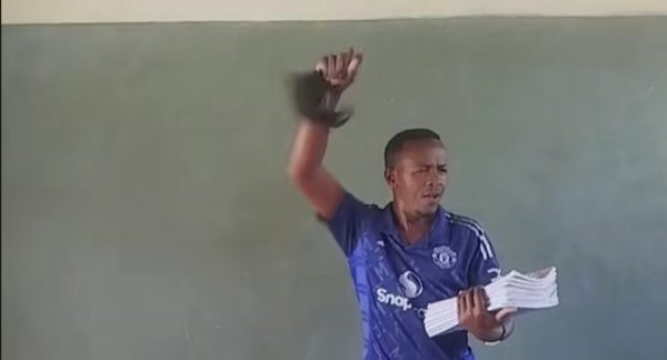 Δάσκαλος στην Κένυα έγινε viral αφού μαθαίνει στους μαθητές του τον ύμνο της Μάντσεστερ Γιουνάιτεντ - Δείτε βίντεο