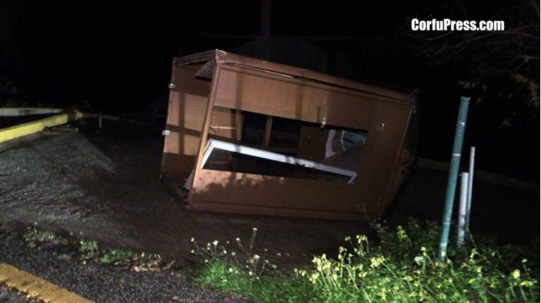 Κέρκυρα: Ζημιές σε σπίτια, διακοπές ρεύματος και πτώσεις δέντρων από τον ανεμοστρόβιλο