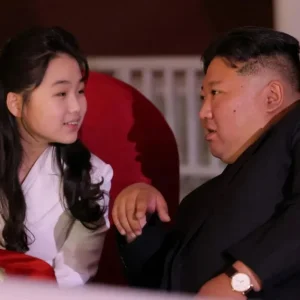 Βόρεια Κορέα: Ο Κιμ Γιονγκ Ουν επέλεξε την έφηβη κόρη του ως διάδοχό του