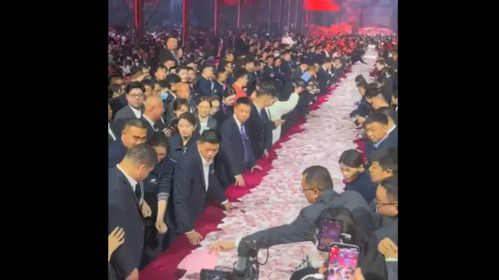 Αφεντικό μοίρασε μπόνους 22 εκατ. ευρώ: Viral η εκδήλωση με τους εργαζόμενους να παίρνουν όσα χρήματα χωρούσαν στα χέρια τους!