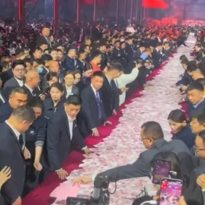 Αφεντικό μοίρασε μπόνους 22 εκατ. ευρώ: Viral η εκδήλωση με τους εργαζόμενους να παίρνουν όσα χρήματα χωρούσαν στα χέρια τους!