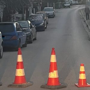 Λαμία: Βάζουν κώνους και κορδέλες στους δρόμους για πλάκα