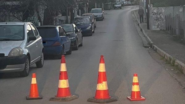 Λαμία: Βάζουν κώνους και κορδέλες στους δρόμους για πλάκα