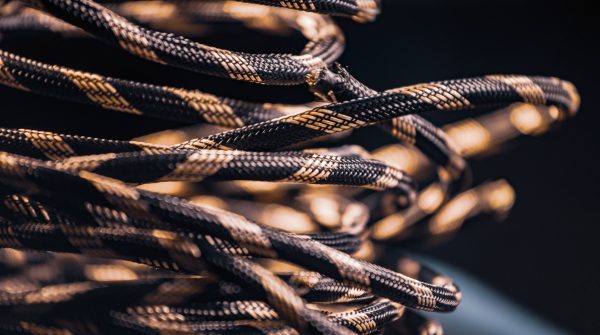 «Ο σατανικός πατέρας μου δολοφόνησε τη μαμά μου με ένα κορδόνι από μπότα και μου το ομολόγησε ψύχραιμα στην αυλή του σπιτιού μας»