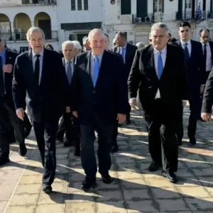 Καραμανλής: «Να ακούμε τους πιο έμπειρους, αντί να τους διαγράφουμε» – Κοινή εμφάνιση με Σαμαρά στην Καλαμάτα