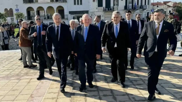 Καραμανλής: «Να ακούμε τους πιο έμπειρους, αντί να τους διαγράφουμε» – Κοινή εμφάνιση με Σαμαρά στην Καλαμάτα