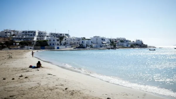 Κουφονήσια: Στοπ στις καντίνες και τις ξαπλώστρες με παρέμβαση Πιερρακάκη