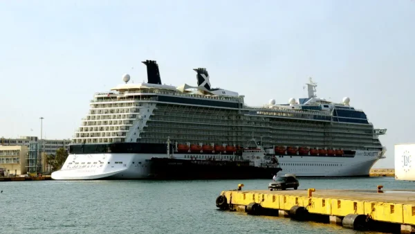Ακυβέρνητο κρουαζιερόπλοιο στον Πειραιά: Αναστάτωση για 3.000 επιβάτες και προσωπικό