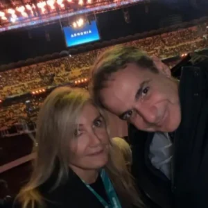 Ο Κυριάκος Μητσοτάκης με τη σύζυγό του Μαρέβα στην έναρξη των Χειμερινών Ολυμπιακών Αγώνων