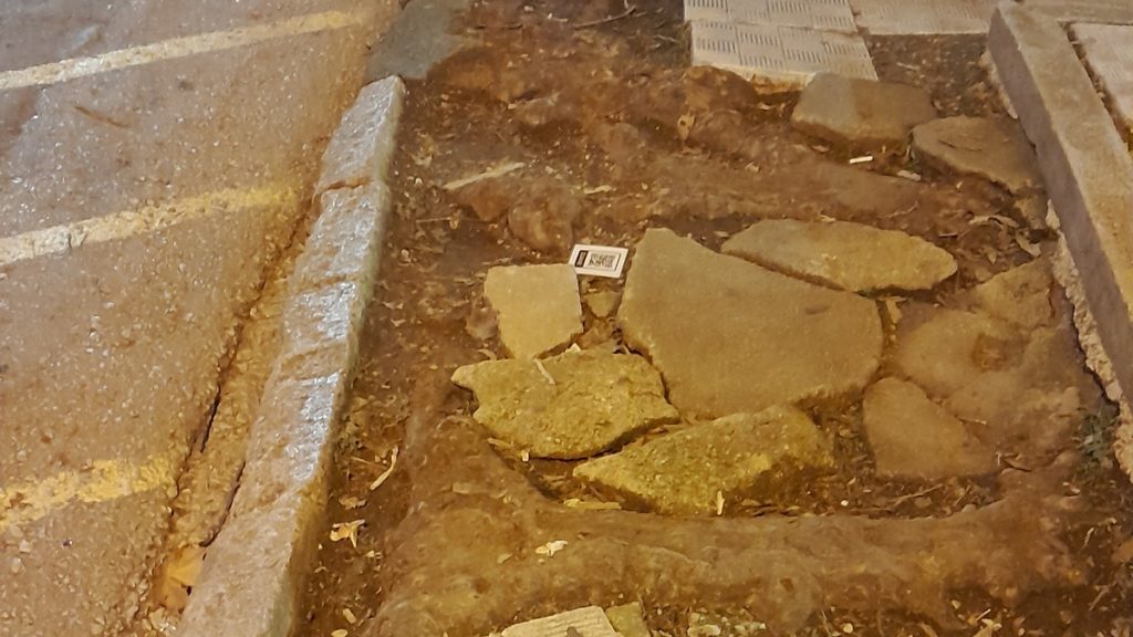 Λαμία: Επικίνδυνη λακκούβα σε πεζοδρόμιο