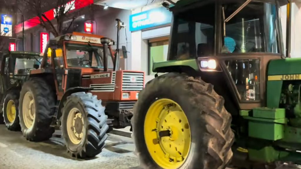 Συλλαλητήριο και πορεία με τρακτέρ αγροτών στο κέντρο της Λάρισας - Δείτε βίντεο