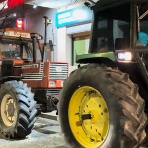 Συλλαλητήριο και πορεία με τρακτέρ αγροτών στο κέντρο της Λάρισας - Δείτε βίντεο