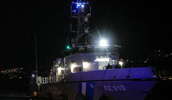 Σοβαρό επεισόδιο στη Χίο ανάμεσα σε Λιμενικό και διακινητές μεταναστών, πληροφορίες για πολλούς τραυματίες