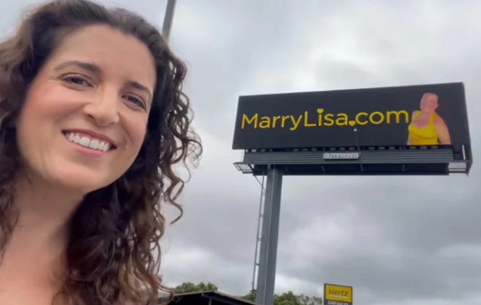 Η 42χρονη που ξόδεψε μια περιουσία σε διαφημιστικές πινακίδες με το μήνυμα «Παντρέψου με» βρήκε ραντεβού