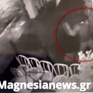 Θρασύτατος κλέφτης σπάει τζαμαρία και φεύγει με κέρματα και σοκολάτες (ΒΙΝΤΕΟ)