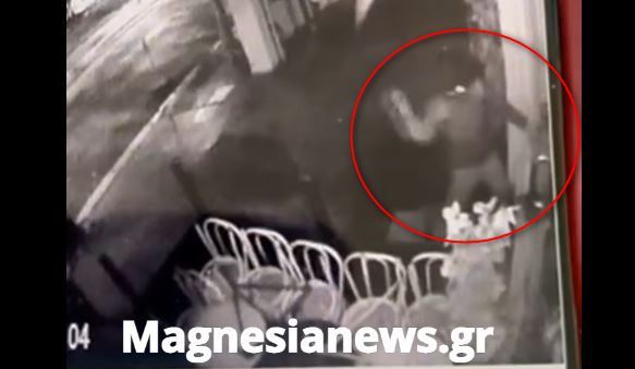 Θρασύτατος κλέφτης σπάει τζαμαρία και φεύγει με κέρματα και σοκολάτες (ΒΙΝΤΕΟ)