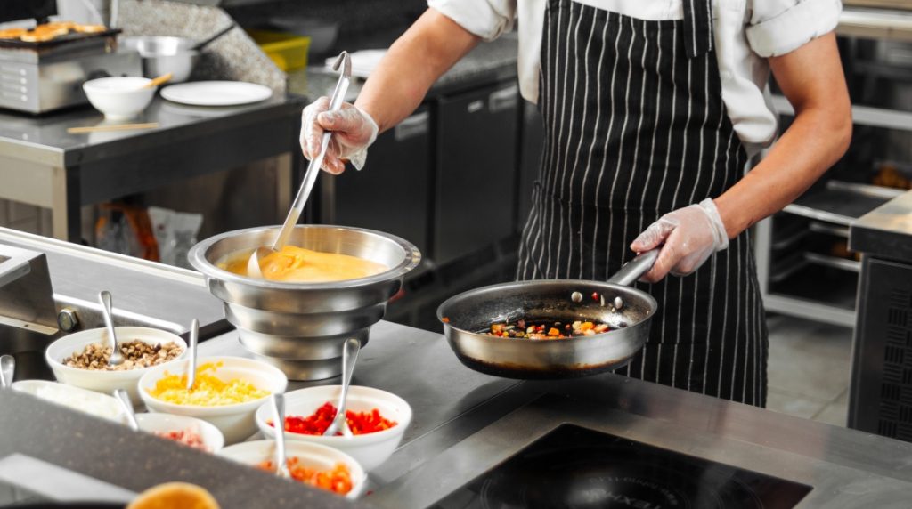 Ζητούνται μάγειρας - ψήστης και κυρία για λάντζα σε κατάστημα εστίασης