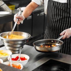 Ζητούνται μάγειρας - ψήστης και κυρία για λάντζα σε κατάστημα εστίασης