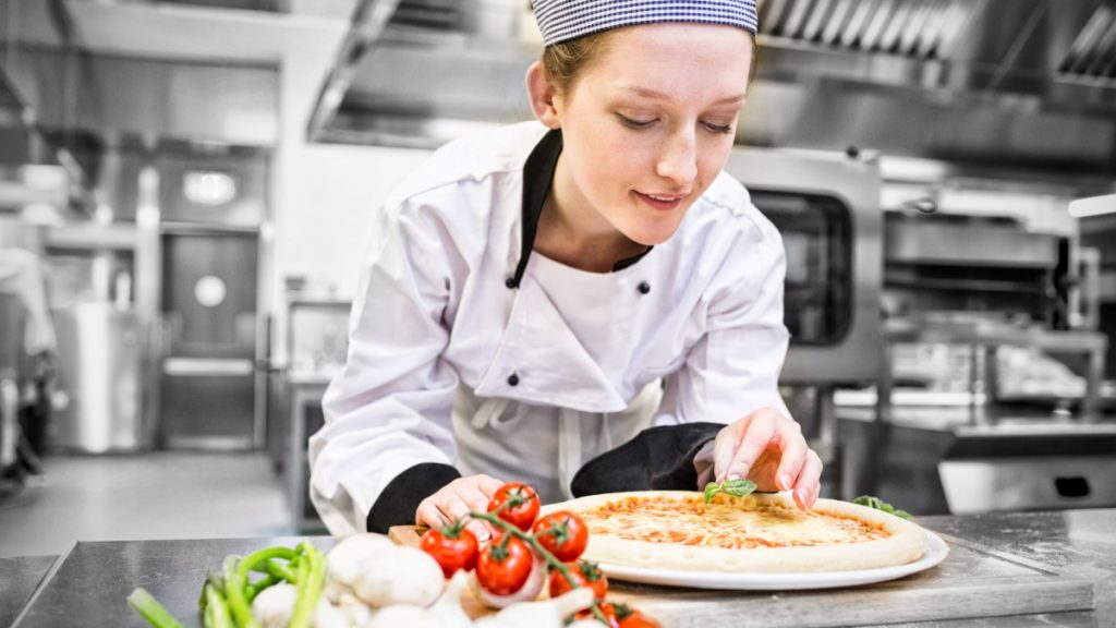 Ζητείται κοπέλα για κουζίνα σε κεντρικό εστιατόριο της Λαμίας