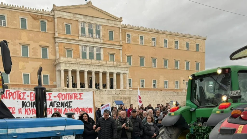 Έξω από τη Βουλή έφτασαν τα τρακτέρ, κλειστό το κέντρο: Live το αγροτικό συλλαλητήριο στην Αθήνα