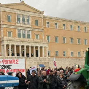Έξω από τη Βουλή έφτασαν τα τρακτέρ, κλειστό το κέντρο: Live το αγροτικό συλλαλητήριο στην Αθήνα