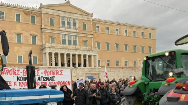 Έξω από τη Βουλή έφτασαν τα τρακτέρ, κλειστό το κέντρο: Live το αγροτικό συλλαλητήριο στην Αθήνα