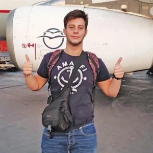 «Ο χρόνος δεν γιατρεύει, ο κόσμος όλος δύο πράσινα μάτια» λέει η μητέρα του Γεράσιμου Ιάσονα που επιβίωσε στα Τέμπη