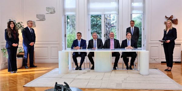 Έπεσαν οι υπογραφές με τη Chevron για τους υδρογονάνθρακες - Μητσοτάκης: Κάνουμε ένα άλμα μπροστά