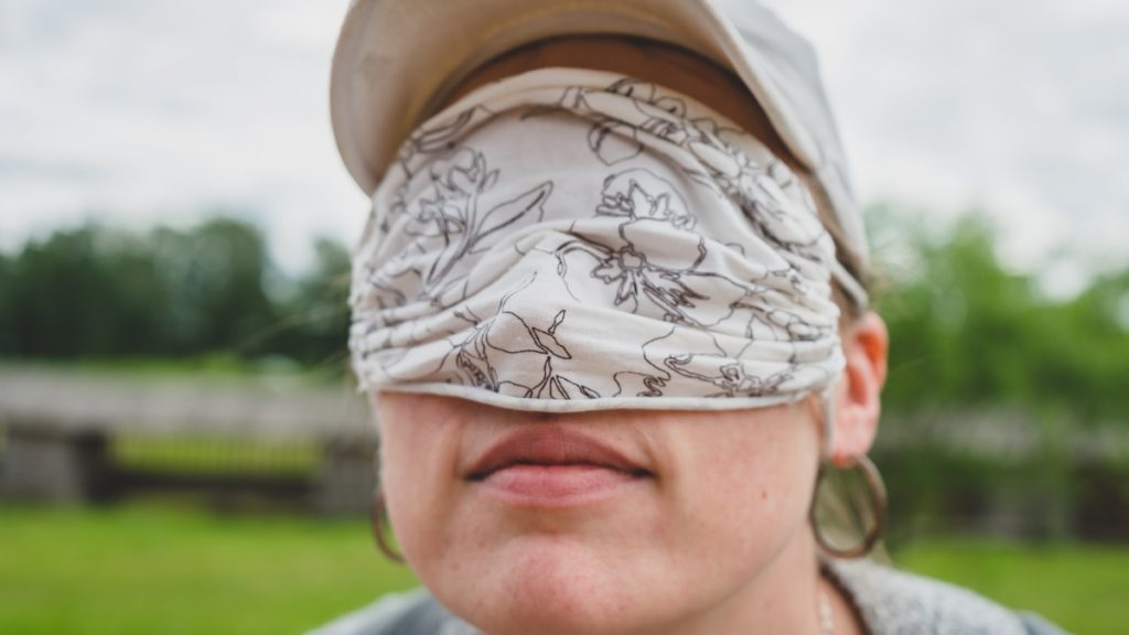 Έβγαλε το μαντίλι και πάγωσε: Ο «άνδρας» με τον οποίο είχε σχέση επί δύο χρόνια ήταν η καλύτερή της φίλη