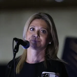 Καρυστιανού για τις εκταφές των σορών των θυμάτων των Τεμπών: «Απόλυτη ύβρις, κανείς δεν θα ακουμπήσει τον τάφο των παιδιών»